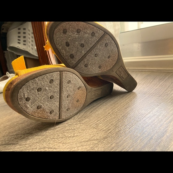 Yellow wedges w bow tie and ornament - Picture 6 of 6